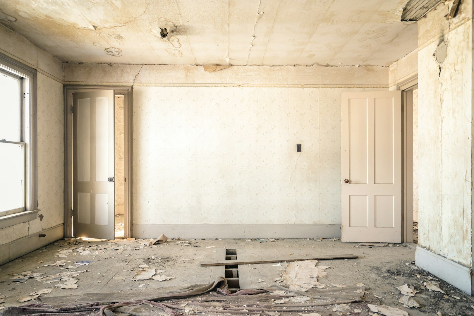 fix and flip property showing an outdated bedroom